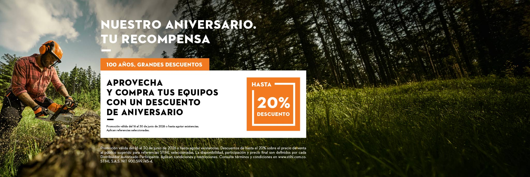 señor cortando un tronco con una motosierra y un letrero mencionando el descuento del 20% en equipos seleccionados